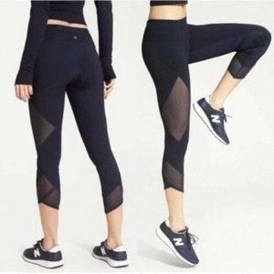 Athleta Medium Aura Sonar Black Panel Capri Leggings